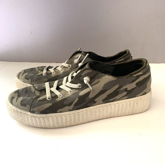 Madden NYC Camo Print Platform Shoes Ladies Size 10 - Picture 2 of 7